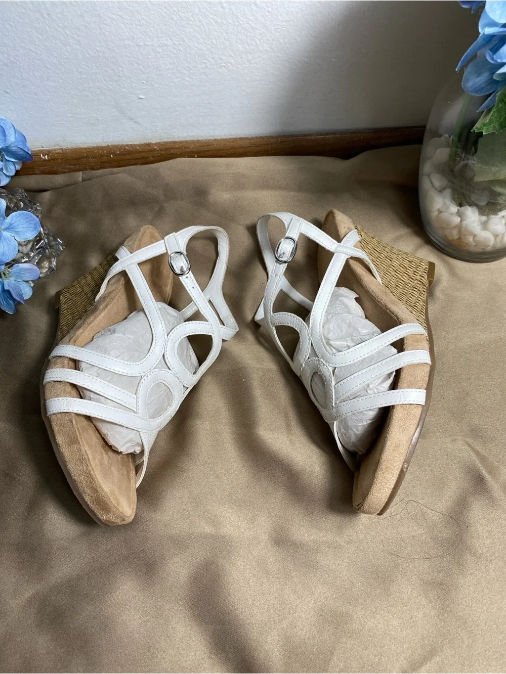Kelly & Katie white strappy wedge sandals Size 7.5